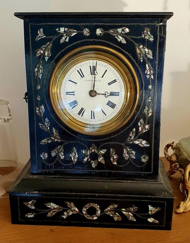 Antike uhr mit perlmutt - antike,